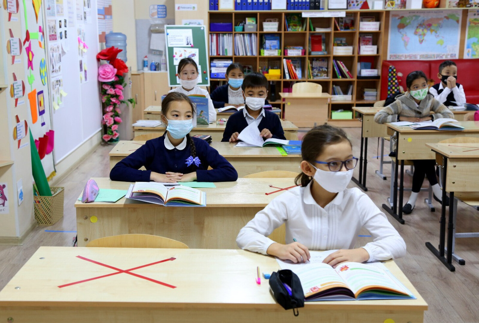 Школа ковид. Ученики 5 класса. Дети в школе Казахстан. Ученики в классе в масках. Школы в Казахстане.