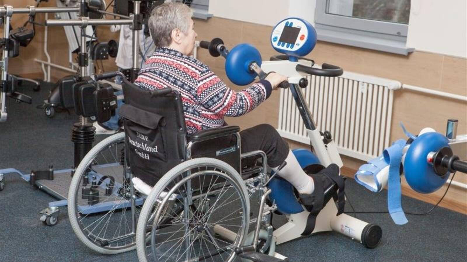Организации занимающиеся инвалидами. Мотомед для ДЦП. MOTOMED Viva 2. Мотомед тренажер для инвалидов-колясочников. Лечебная физкультура для инвалидов.