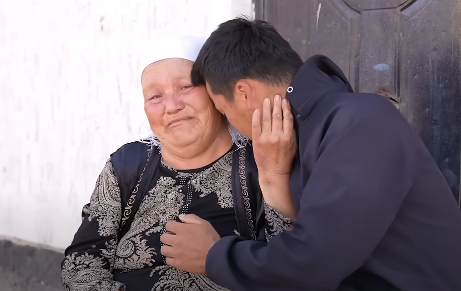 Қынаптағы қалың дилдоның порно видеосын қараңыз