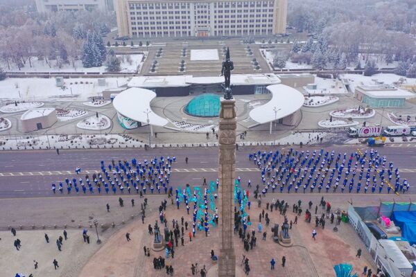Саяси партиялардың өкілдері Тәуелсіздік монументіне гүл қойды