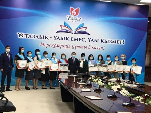 Шымкент әкімі үздік ұстазды марапаттады