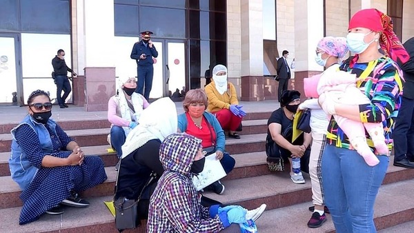 Заместитель акима города Шымкент принял граждан, требующих предоставить жилье без очереди