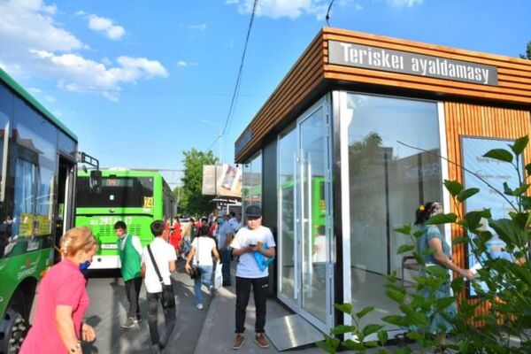В Шымкенте  установлен необычная современная остановка