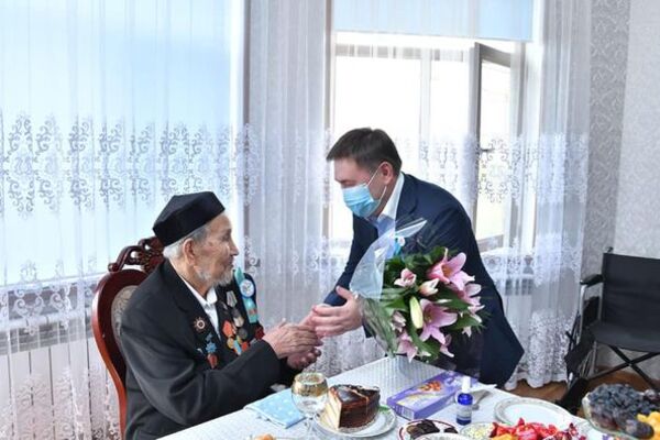 Мұрат Әйтенов қарт майдангерлерді мерекесімен құттықтады