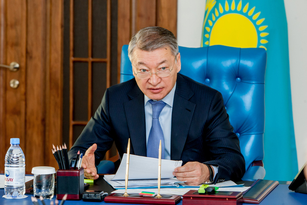 Мұғалімдерге  Ахметовті күштеп мақтатып жатыр