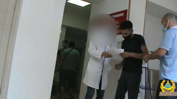 Алматыда вакцинация паспортын сатқан қызметкерлер ұсталды
