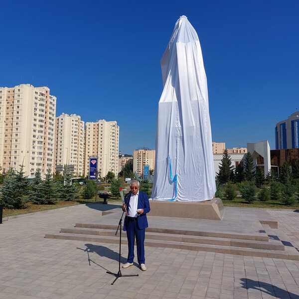 Астанада Жұмабек Тәшеновке ескерткіш қойылды