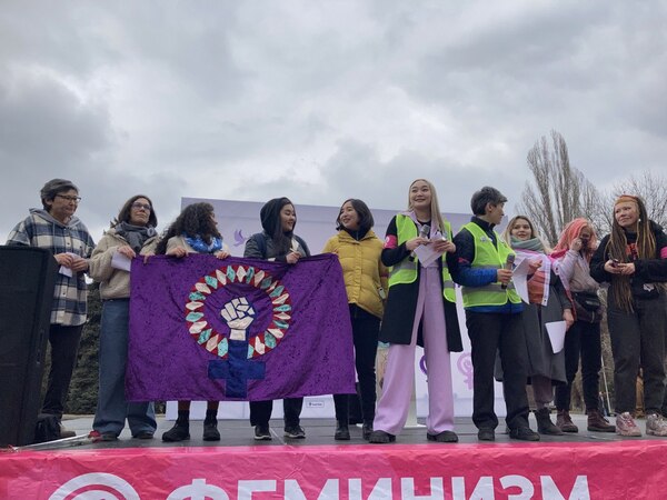 Әйел орны билікте: Алматыда феминистер митингі өтіп жатыр