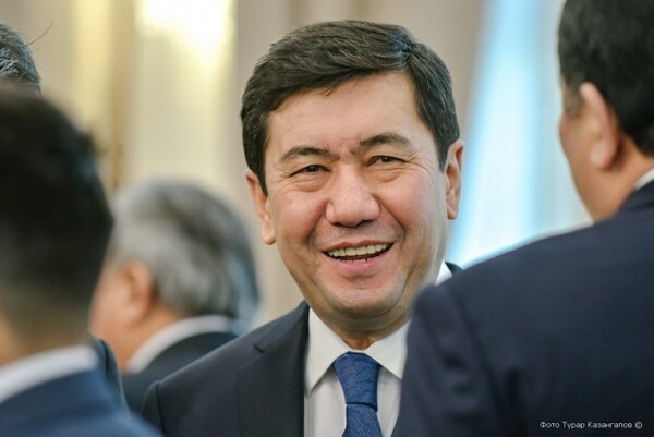 Депутаттарға күні қарап қалған қауқарсыз министрлер кім, Қошанов мырза?