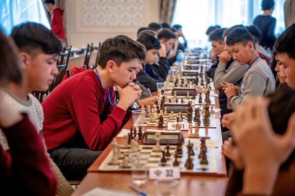 Чемпион шахматшылар жарыс көркін қыздырды
