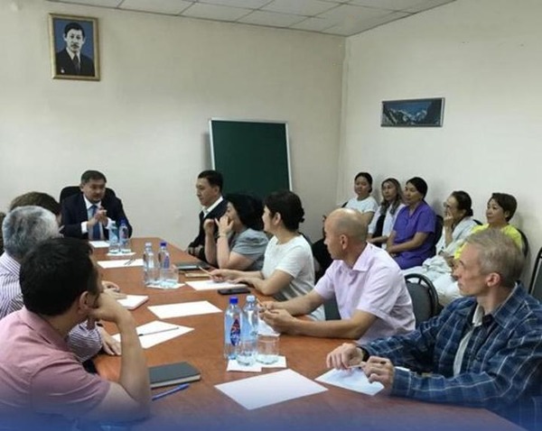 Министр Молекулалық биология және Биохимия институтының ұжымымен кездесті