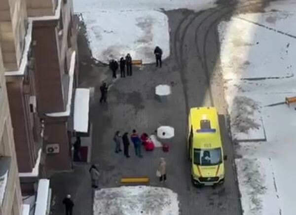 Алматылық қыз көпқабатты үйден секіріп кетті 