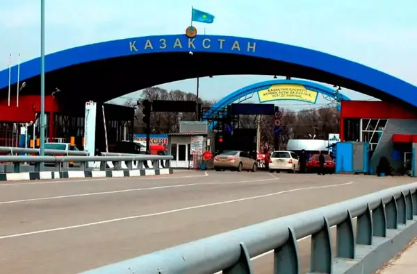 Қазақстан-Өзбекстан шекарасында жүздеген жүк көлігі кезекте тұр