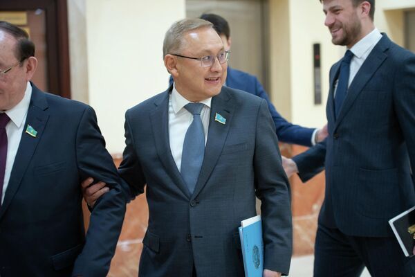 Жетісу әкімі командасымен көшіп жүретіндер туралы айтты