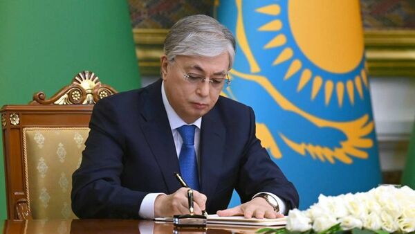 Тоқаев мемлекеттік сатып алу, көлік және пошта мәселелеріна қатысты заңға қол қойды