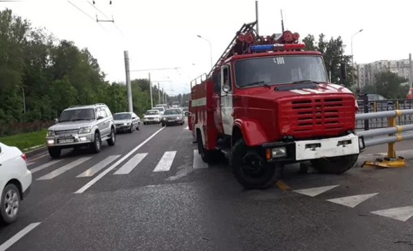 Бір адам қаза тапты. Өрт сөндіру көлігі жеңіл мәшинемен соқтығысты