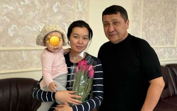 Әуежайда кепілге алынған әйелдің құтқарушысымен түскен суреті пайда болды