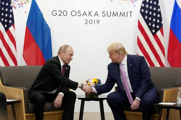 Путин мен Трамптың телефон арқылы байланысы басталды