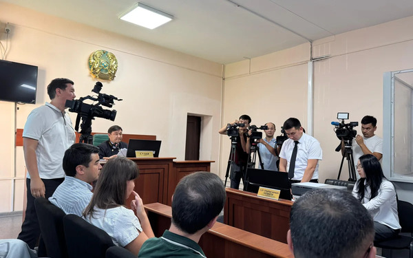 "Жұбайымның фотосына лайк басқан". Берденов ісі бойынша айыпталушы сотта жауап берді