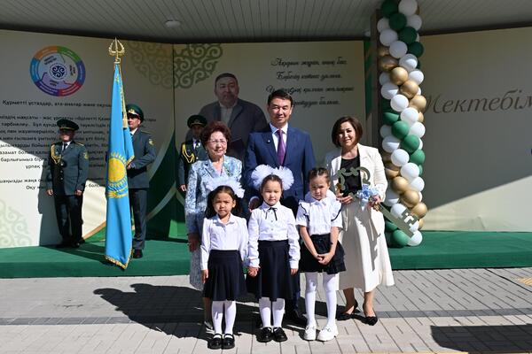 Алматы әкімі оқушыларды Білім күнімен құттықтап, жаңа мектептер ашты