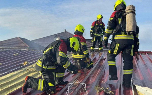 Алматыда үш қабатты ғимараттан шыққан өрт сөндірілуде