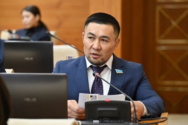 Парламентте анасын құттықтаған Ардақ Назаров сынның астында қалды