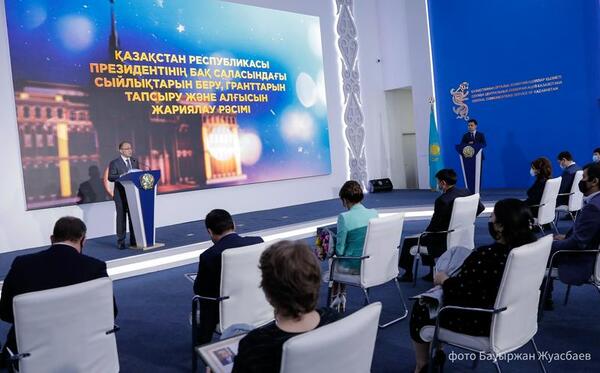 Абаев журналистерге президент сыйлығын тапсырды