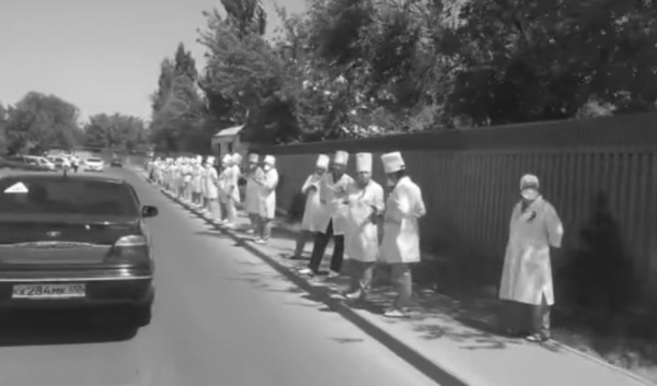 Шымкентте дәрігерлерді көшеге тізіп қойғандар жауапқа тартылады