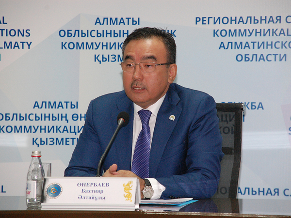 Әкім қарамағындағы шенеунік пара алғаны үшін отставкаға кетті