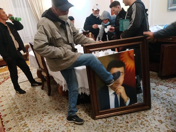 «Ақ үйді» басып алды: Жээнбеков қайда?
