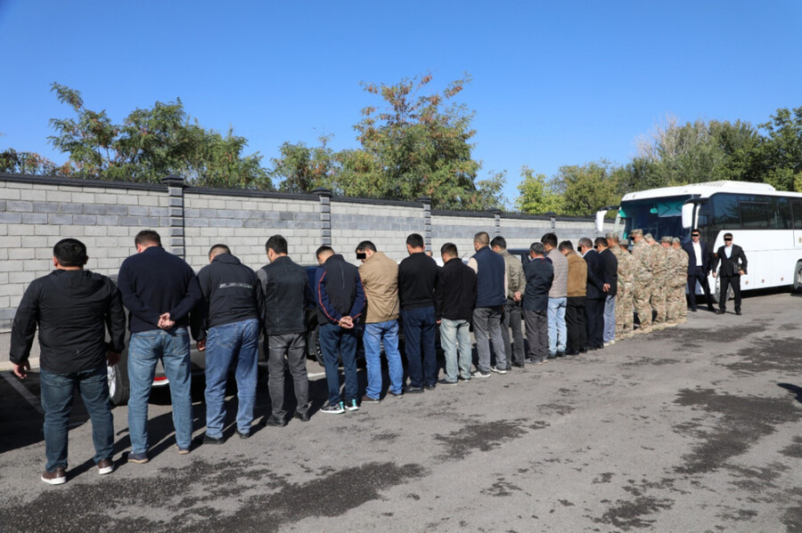 Сыбайластар әрбір фурадан 1500-2000 доллар пара алып отырған. Түскен ақша әр ведомство қызметкерлеріне еңбегіне қарай таратылып отырған.