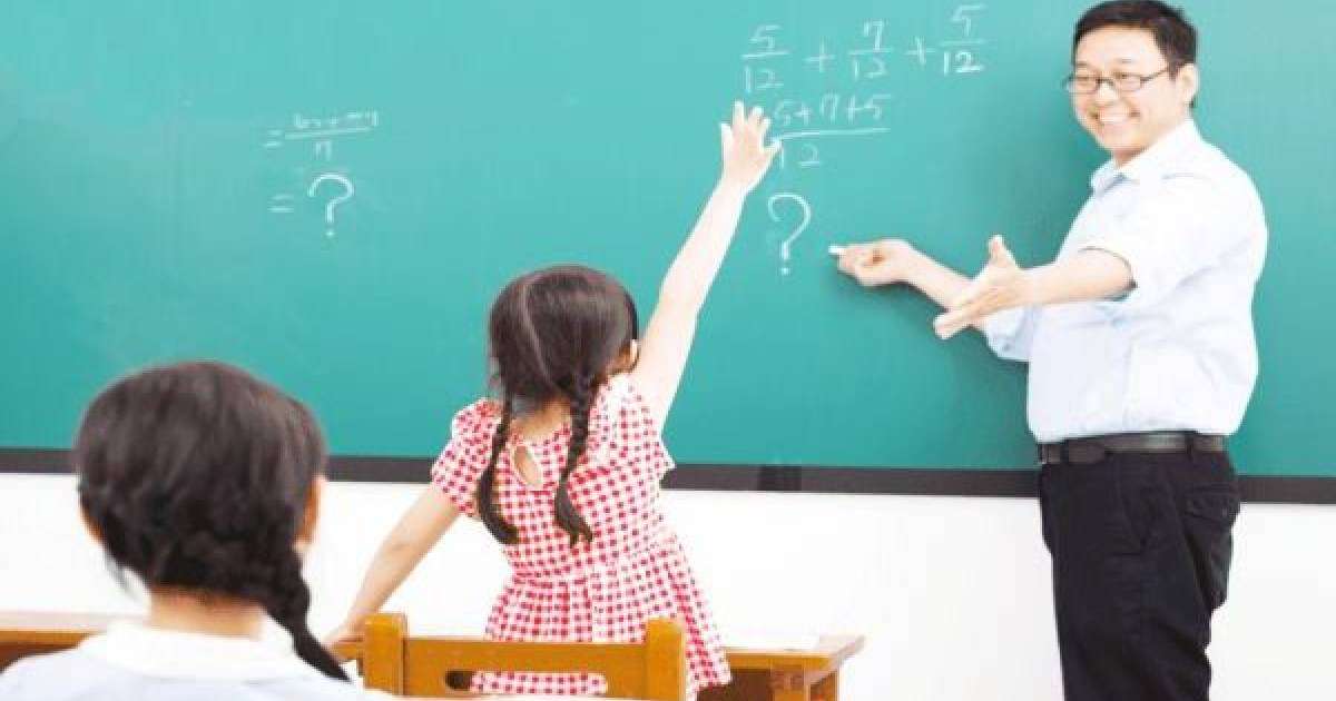 Сүт бездері және жыныс Трусикидегі жас азиялық әйелдердің суреттері