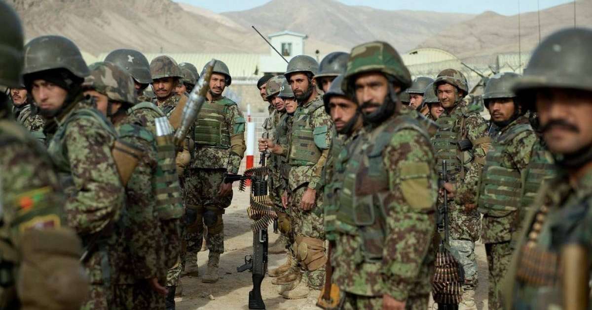 Порно қызды байлады және достарын шақырды