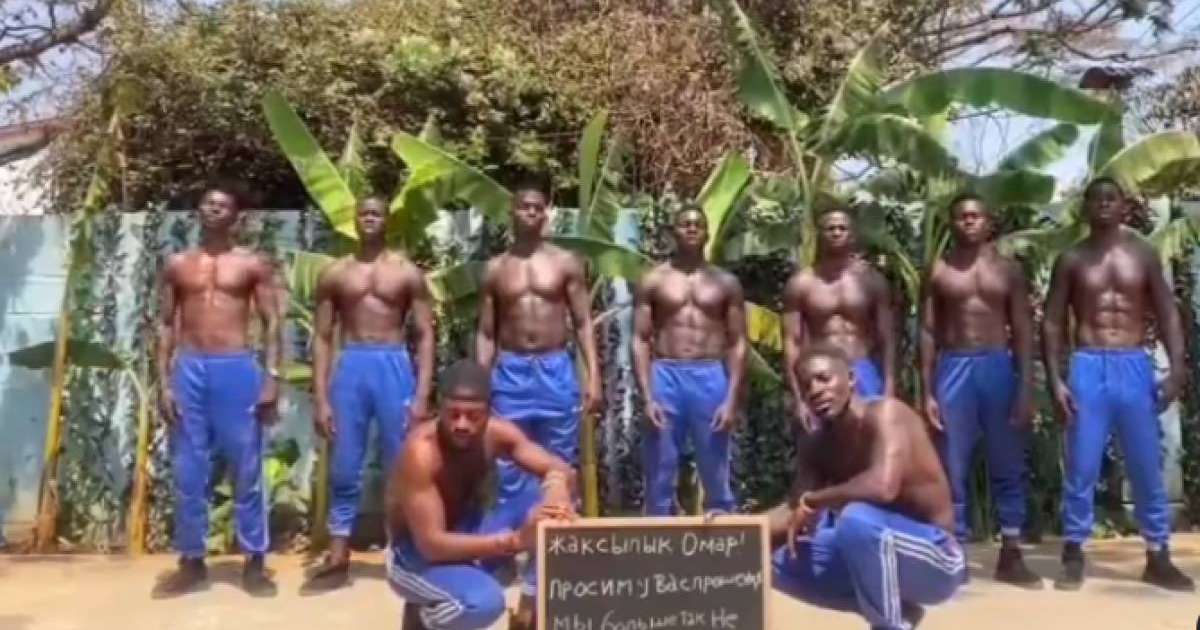 Мені аузыма оның кискасын жалауға мәжбүр етті Орыс жігіті сүйіктісіне минет жасауды үйретеді.