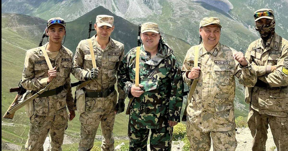 Жігіттің сперманы жұтып жатқанын онлайн көріңіз