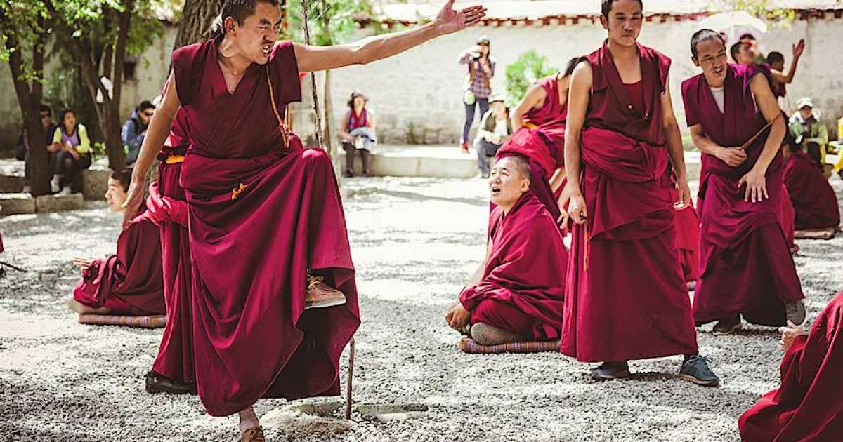 Әпкесі інісімен жыныстық қатынасқа түседі