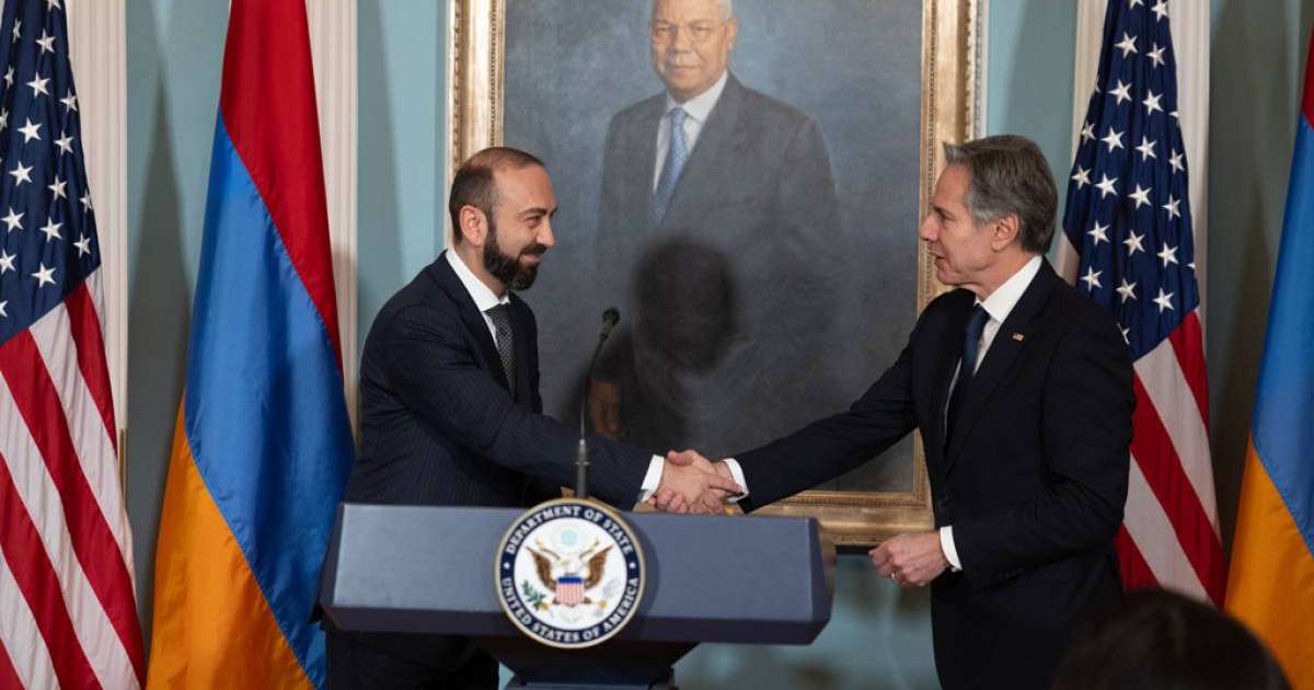 Жасы үлкен бастық хатшыны ұрып жатқан суреті