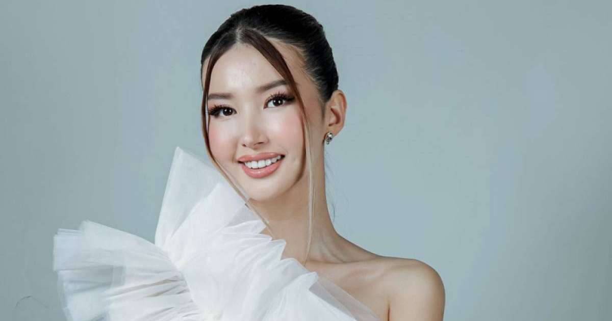 Қыздар бассейнде шешініп жатыр