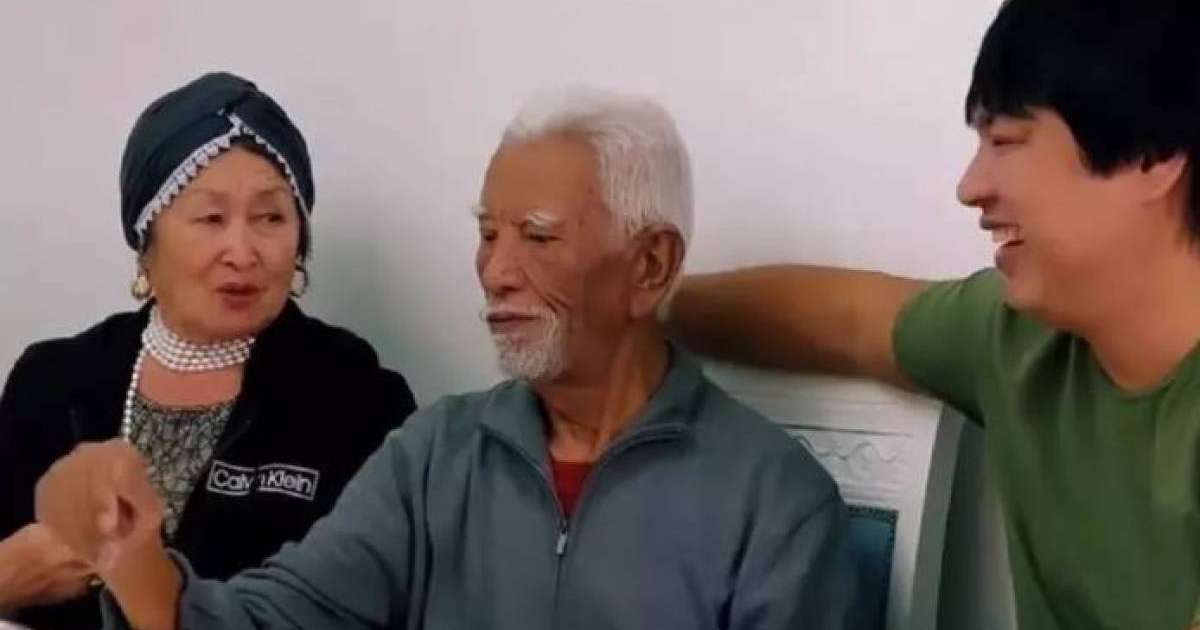 Жалаңаш Алина Власованың суреті Жасырын камера және юбка астындағы шұлық