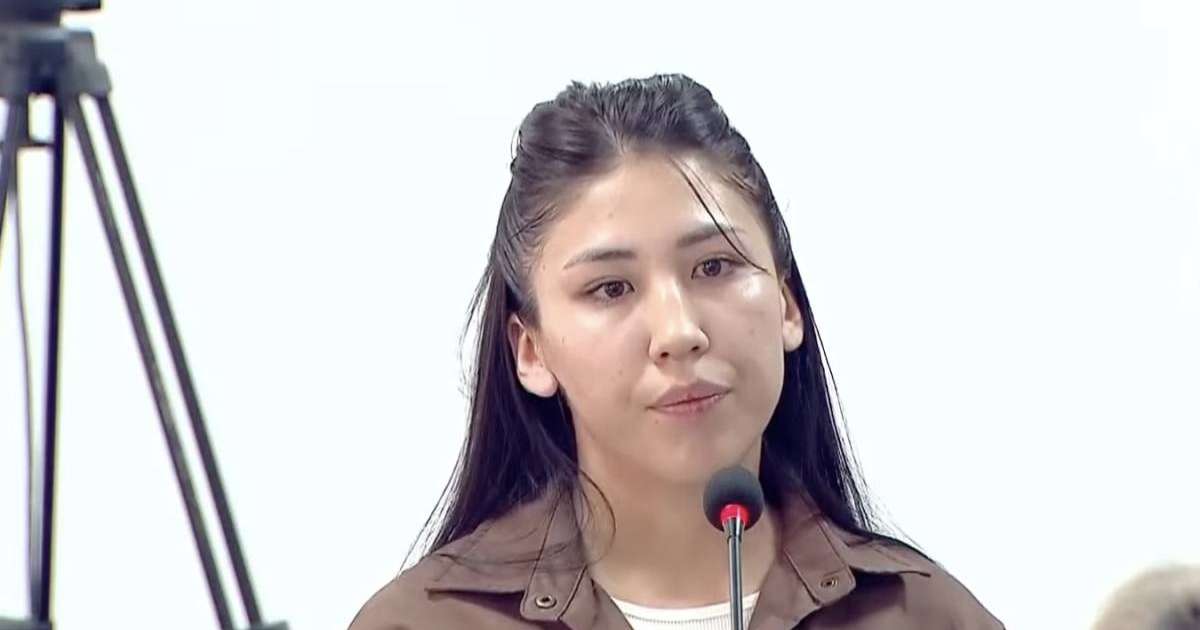 Бір жас жігіт жетілген жесір әйелді жұбатты. Бір жас жігіт жетілген жесір әйелді жұбатты.