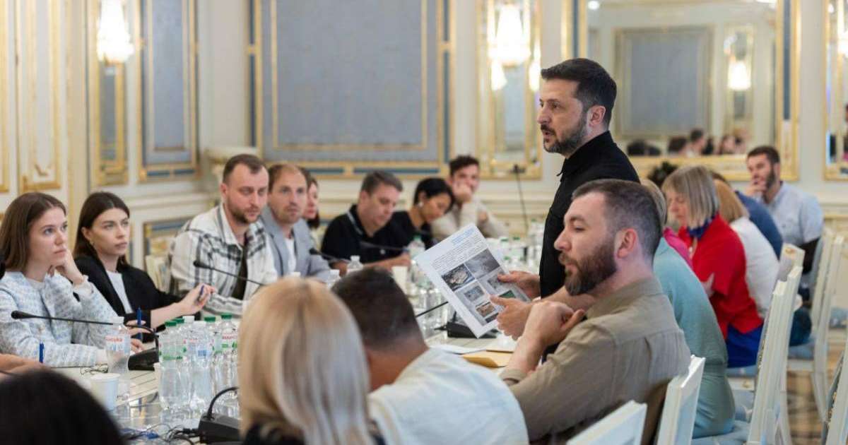 Еркектер бір-бірін есекке сиқығанын қараңыз