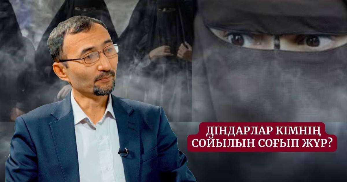 Натурист ерлер Бастықтың әйелінің жатын бөлмесінде порно көру