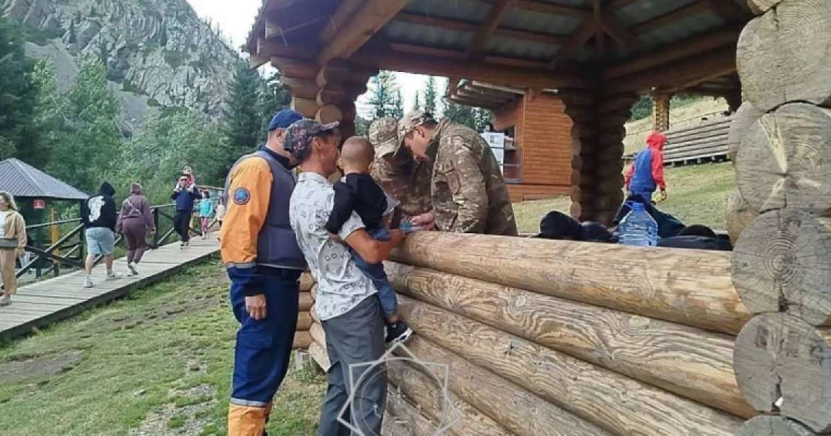 Әлемдегі ең жақсы жас порно актрисалар Түнгі көйлек киген кеуделі қыз