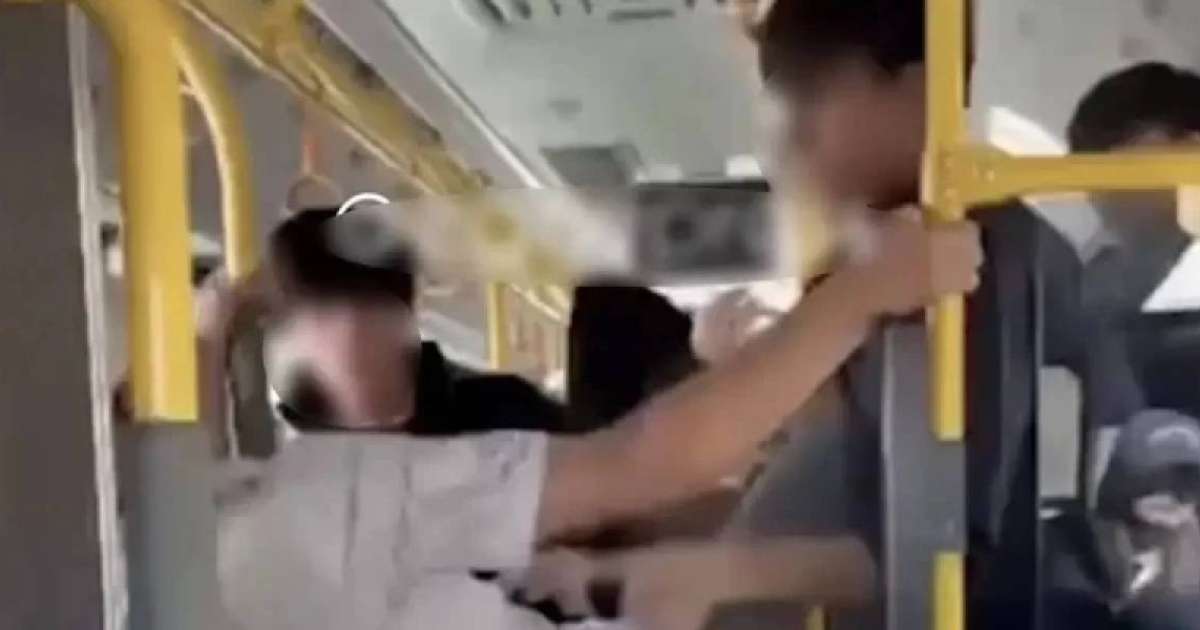 Автобуста жыныс мүшесін сипайды Автобуста жыныс мүшесін сипайды