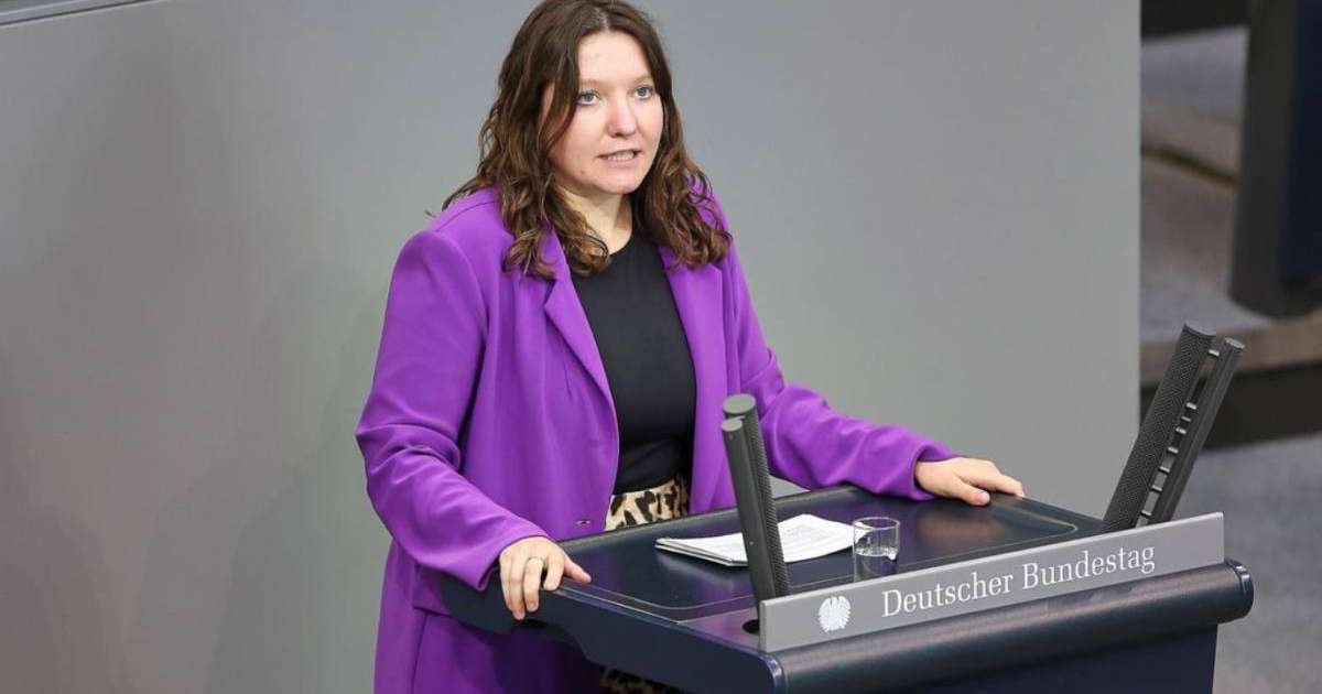 Үлкен үлкен мүшесі бар порно эротика фотосуреттері Табиғатта ұсталып, трафиктенді