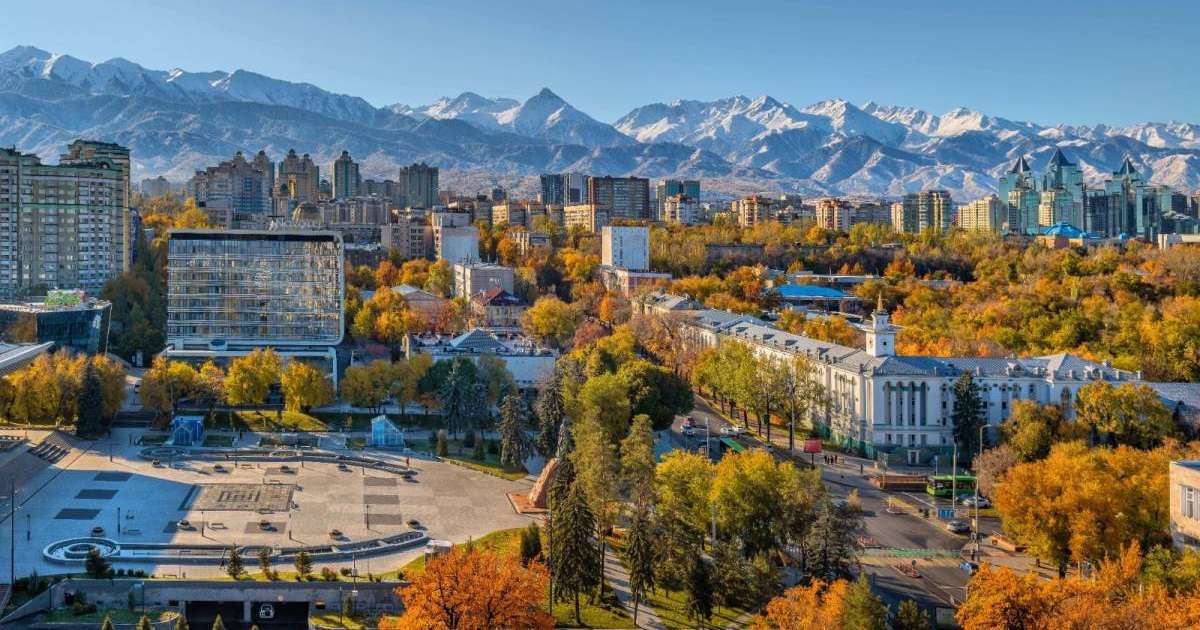 Ішіне қалың мүше итеріп жібереді Ыстық латина оны жопы береді