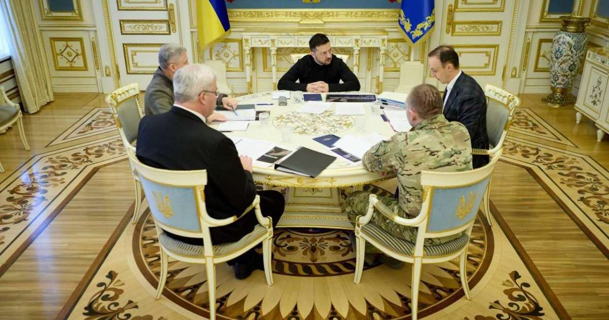 Футболкадағы көкірекшесіз фото