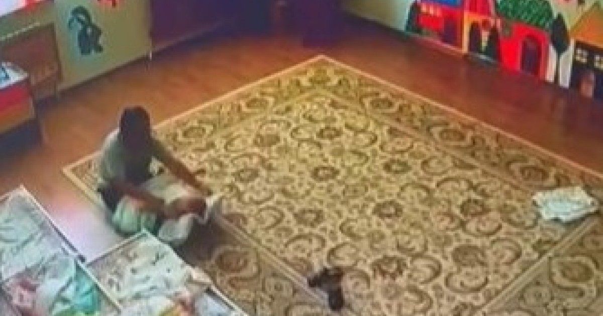 Атырауда балабақша тәрбиешісінің бүлдіршінге күш қолданғаны видеоға түсіп қалды