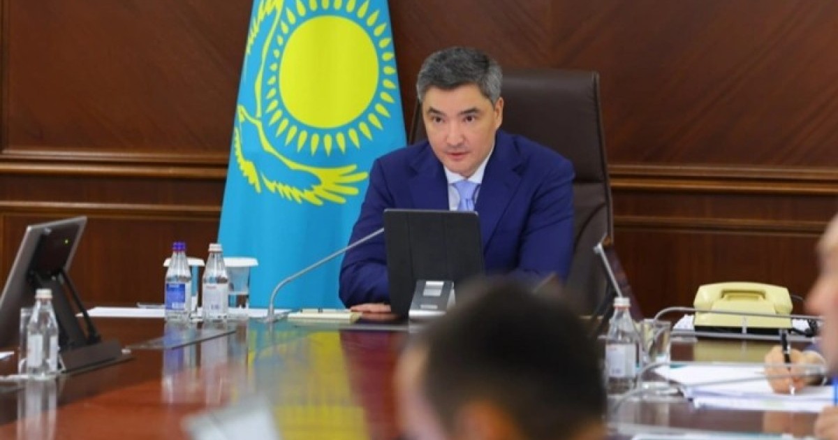 Бектенов үш ауысымды мектептер мәселесі жөнінде айтты