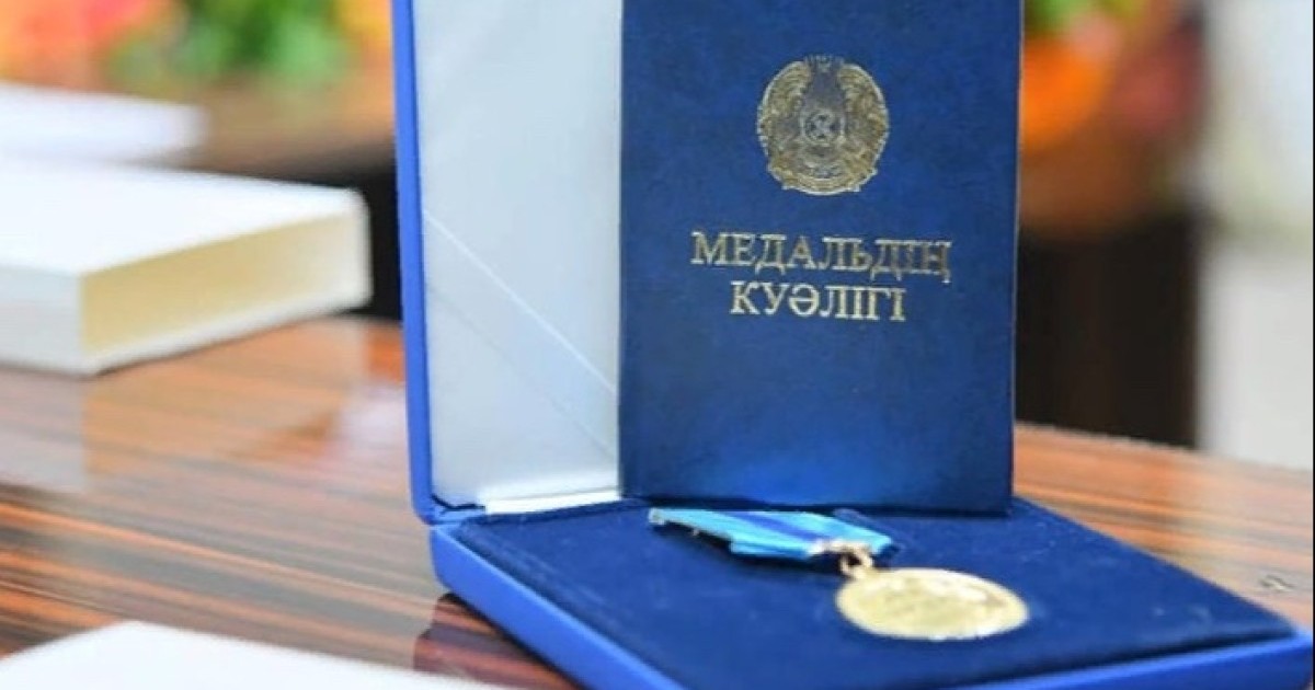 Депутаттардың төсбелгісі өзгереді: Алтыннан бас тартылады